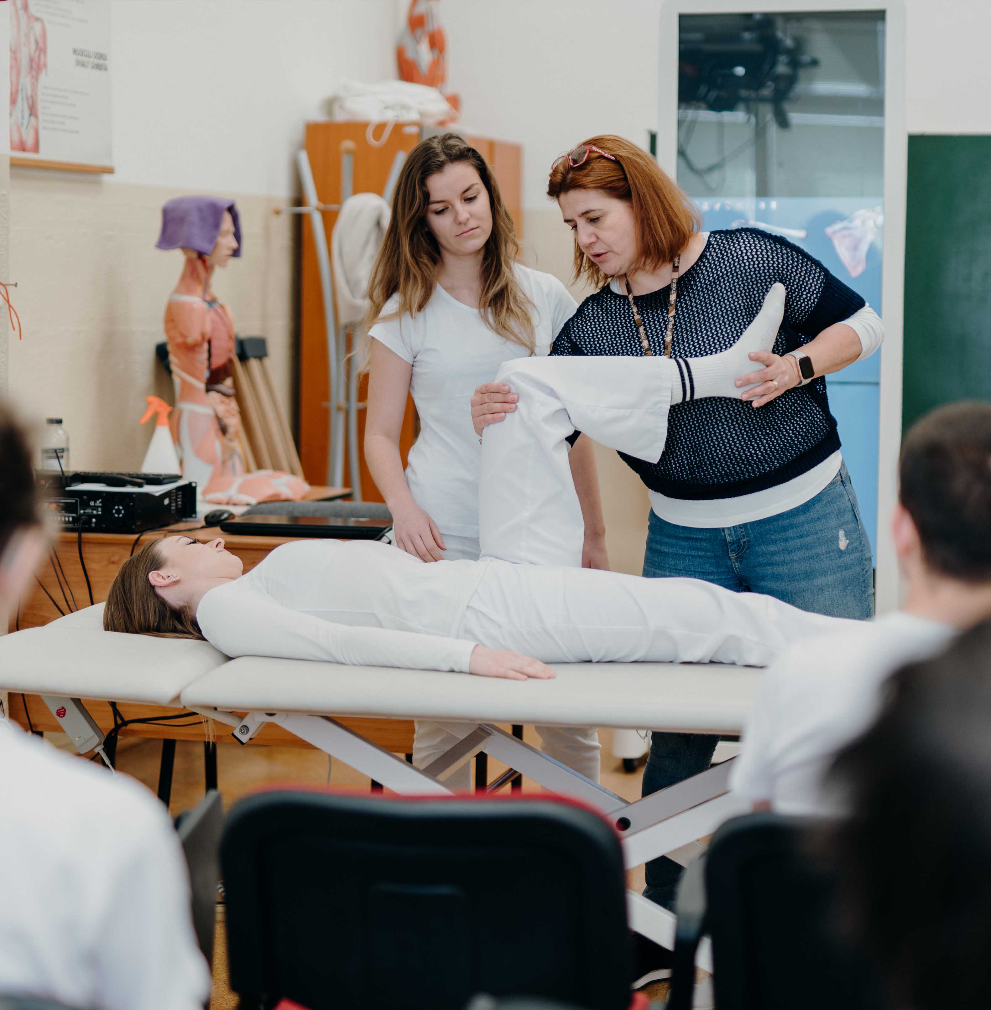 študenti pracujúci na počítači