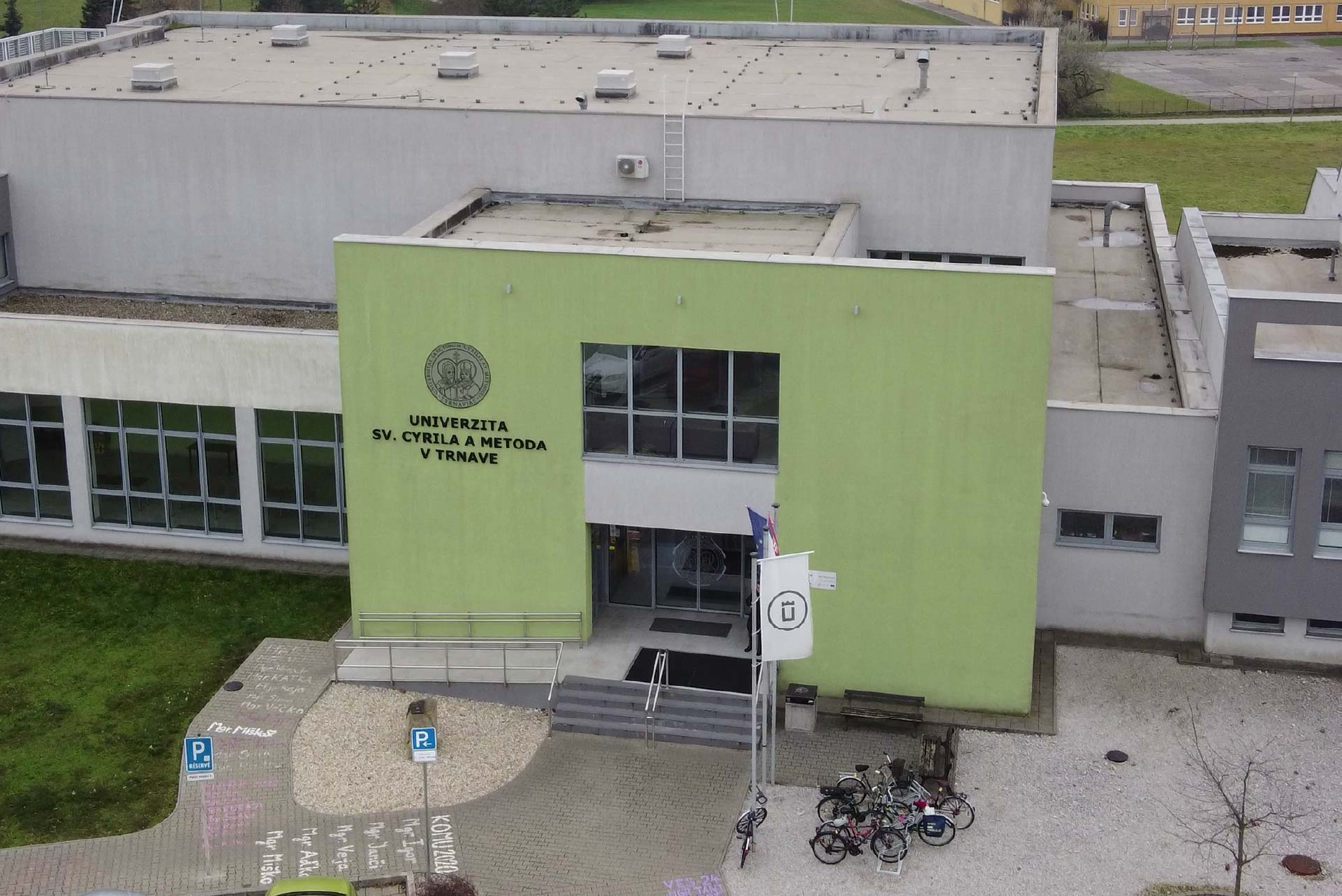 Univerzita získala 15 000 € na bezbariérové prvky na Bučianskej