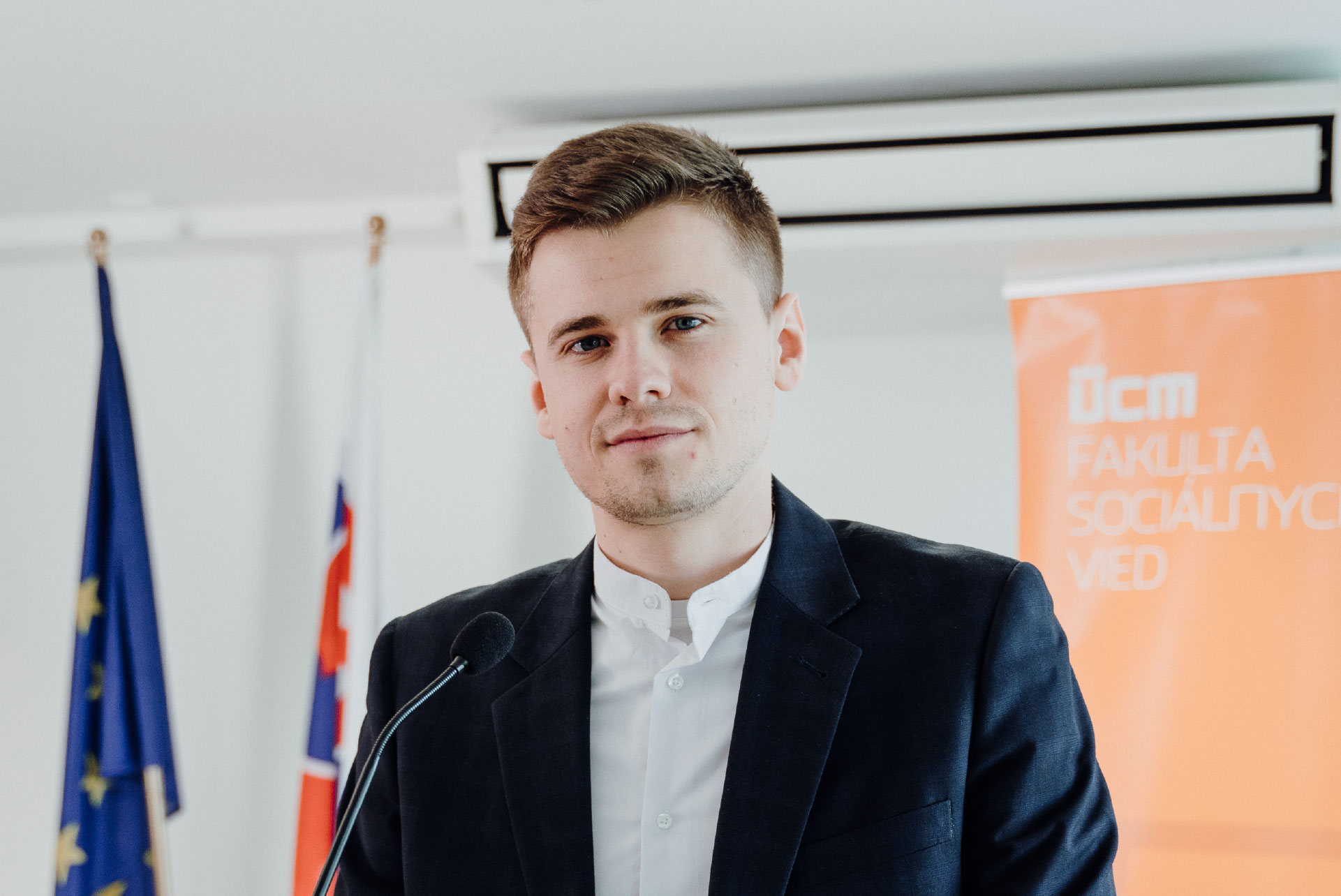 Spoznaj, ako spoločnosť, politika a manažment formujú náš svet