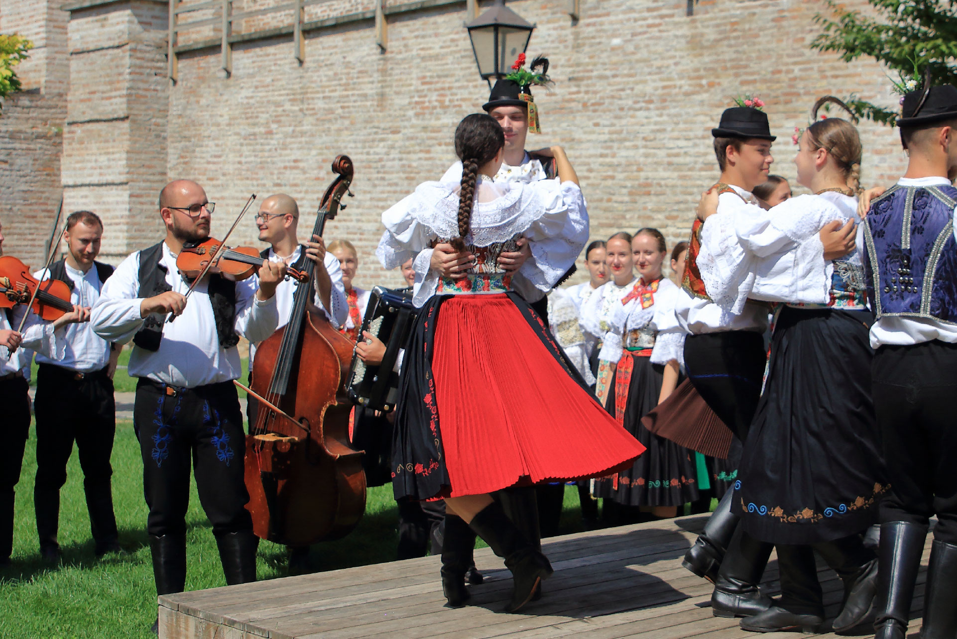 Univerzitný folklórny súbor Trnafčan zažil leto plné úspechov na domácich aj zahraničných pódiách